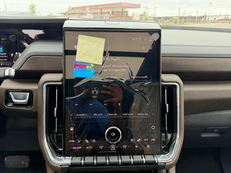 GMC Yukon XL Vehicle Full-screen Gallery Image 18