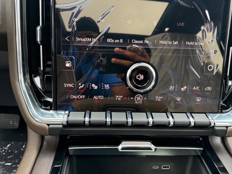 GMC Yukon XL Vehicle Full-screen Gallery Image 19