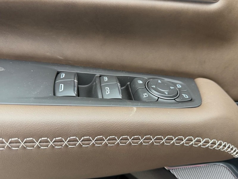 GMC Yukon XL Vehicle Full-screen Gallery Image 21