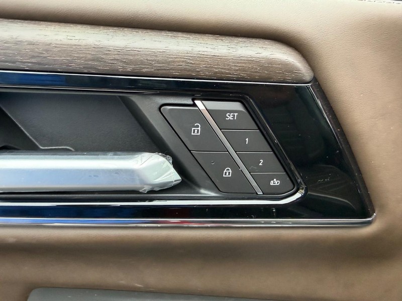 GMC Yukon XL Vehicle Full-screen Gallery Image 22