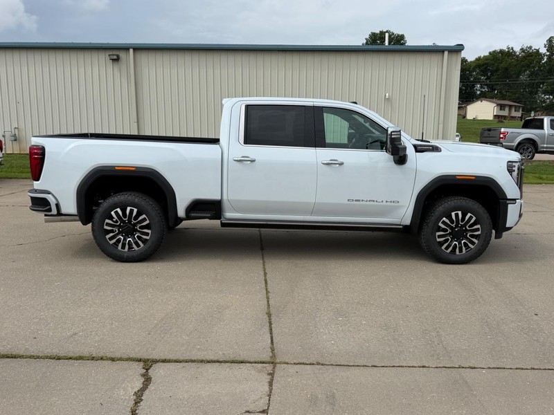 GMC Sierra 2500HD Vehicle Full-screen Gallery Image 2