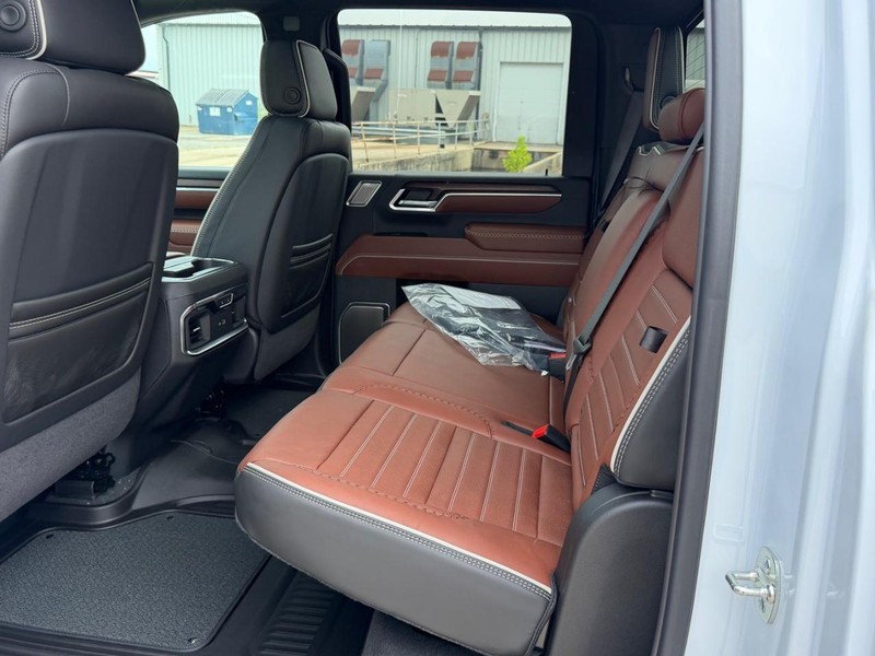 GMC Sierra 2500HD Vehicle Full-screen Gallery Image 7