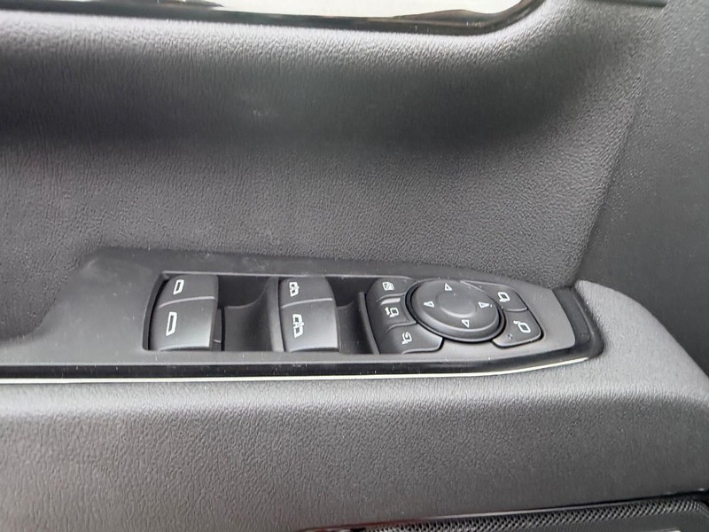 GMC Sierra 3500HD Vehicle Full-screen Gallery Image 15