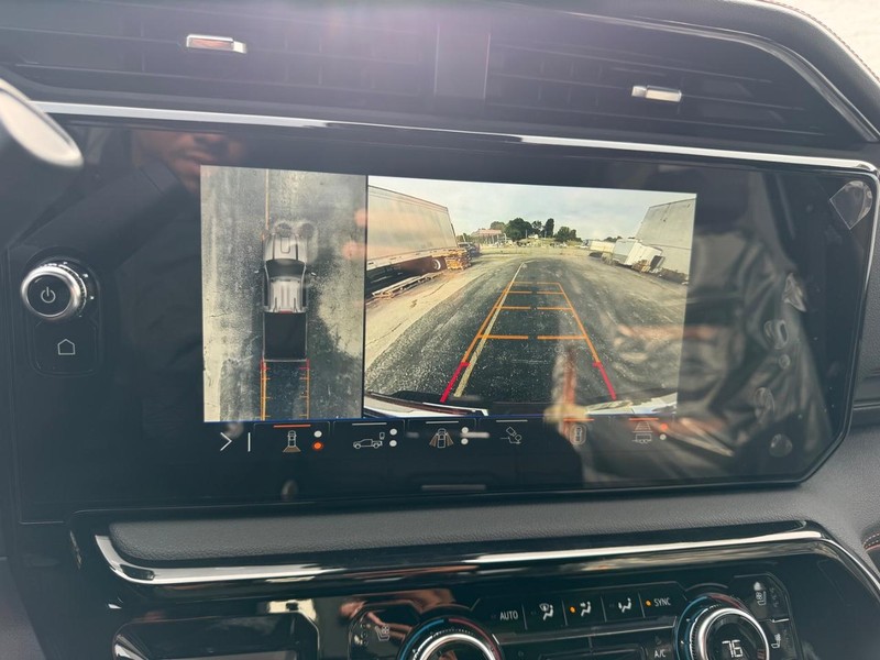 GMC Sierra 3500HD Vehicle Full-screen Gallery Image 19