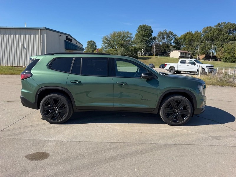 GMC Acadia Vehicle Full-screen Gallery Image 2