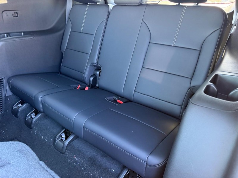 GMC Acadia Vehicle Full-screen Gallery Image 8