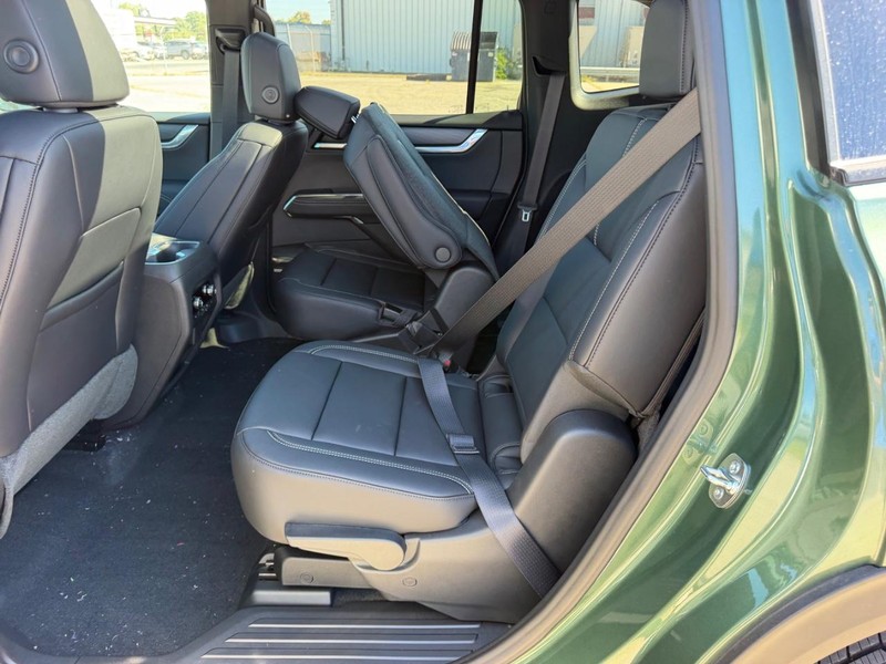 GMC Acadia Vehicle Full-screen Gallery Image 9
