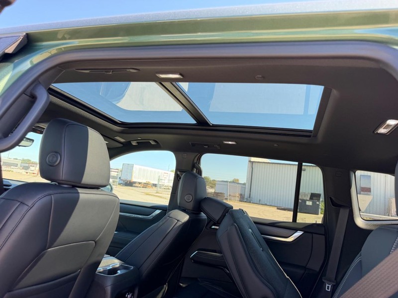 GMC Acadia Vehicle Full-screen Gallery Image 10