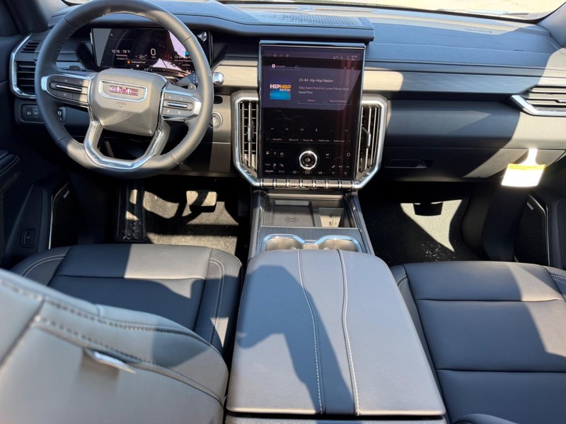 GMC Acadia Vehicle Full-screen Gallery Image 12