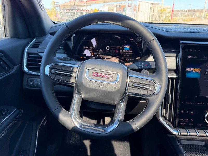 GMC Acadia Vehicle Full-screen Gallery Image 13