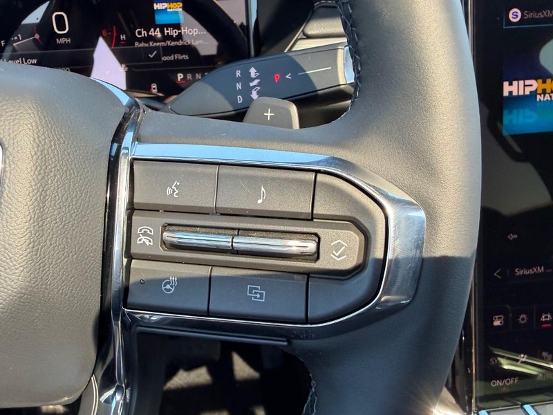 GMC Acadia Vehicle Full-screen Gallery Image 15