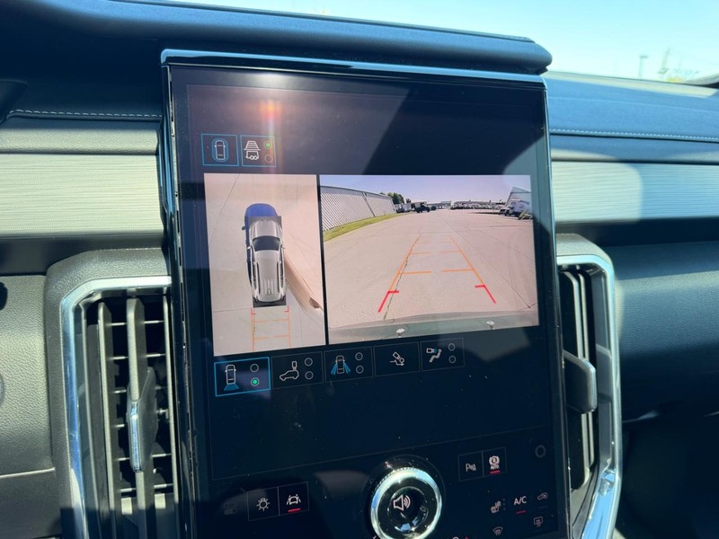 GMC Acadia Vehicle Full-screen Gallery Image 23
