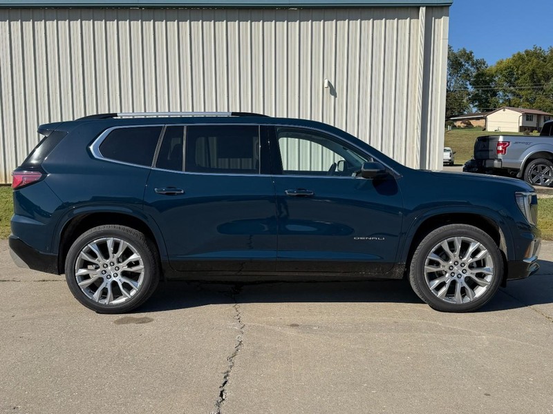 GMC Acadia Vehicle Full-screen Gallery Image 2