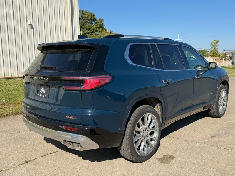 GMC Acadia Vehicle Full-screen Gallery Image 3