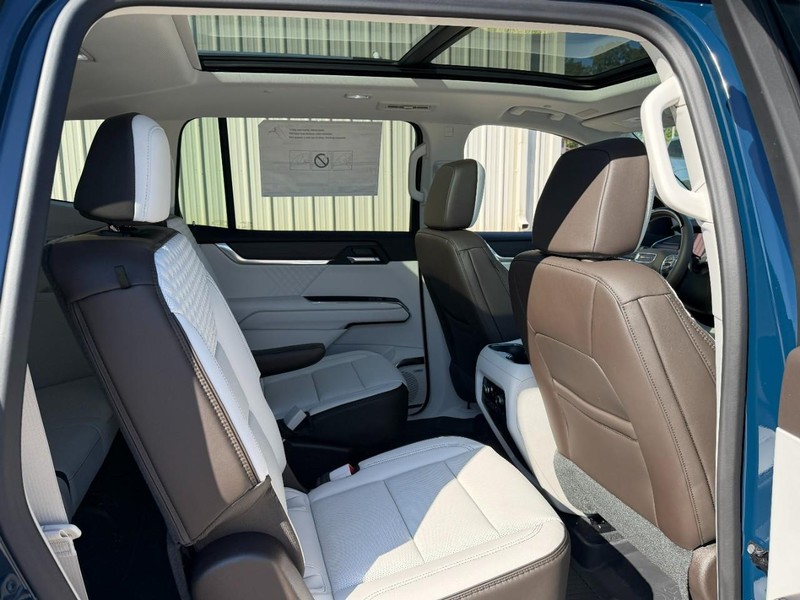 GMC Acadia Vehicle Full-screen Gallery Image 4