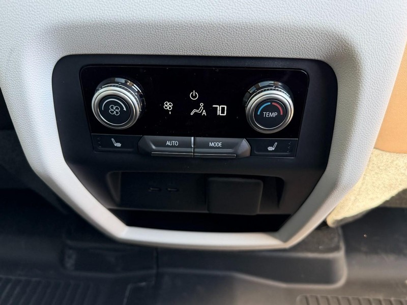 GMC Acadia Vehicle Full-screen Gallery Image 5
