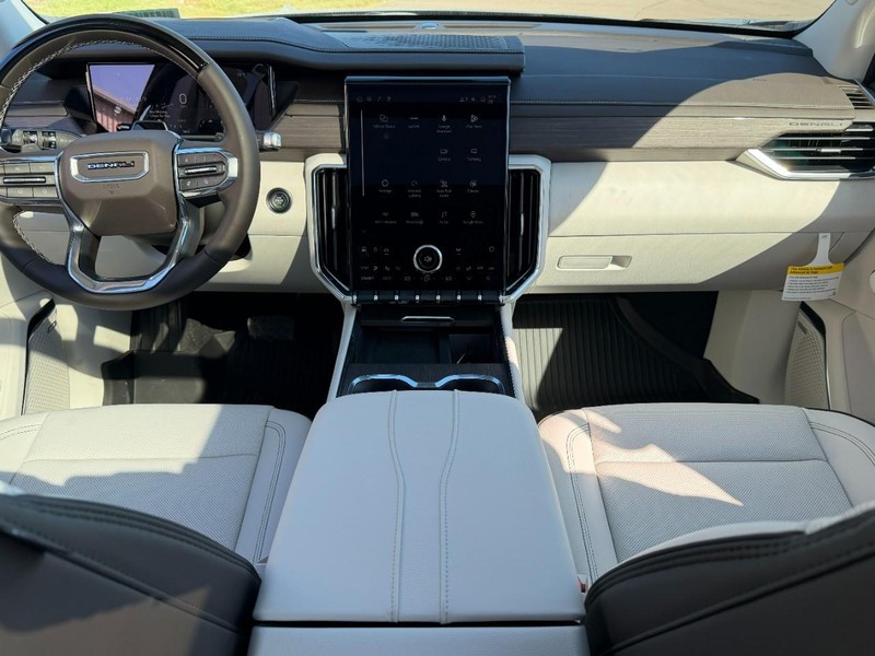 GMC Acadia Vehicle Full-screen Gallery Image 7