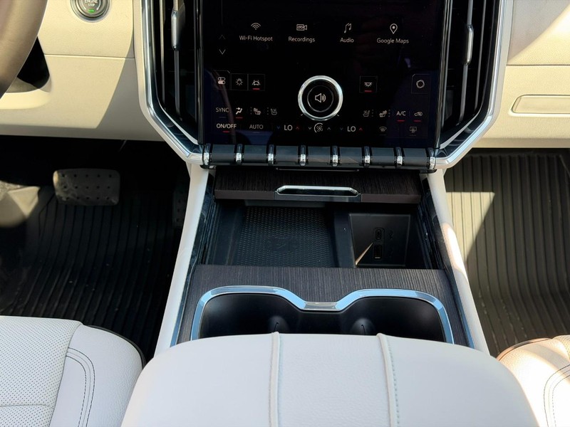 GMC Acadia Vehicle Full-screen Gallery Image 10