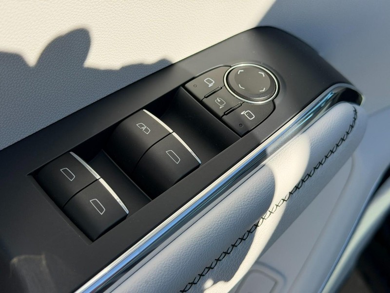 GMC Acadia Vehicle Full-screen Gallery Image 11