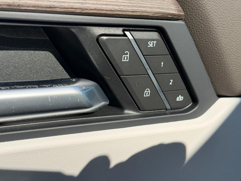 GMC Acadia Vehicle Full-screen Gallery Image 12