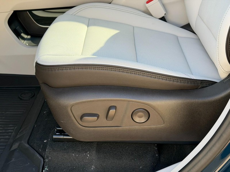 GMC Acadia Vehicle Full-screen Gallery Image 13