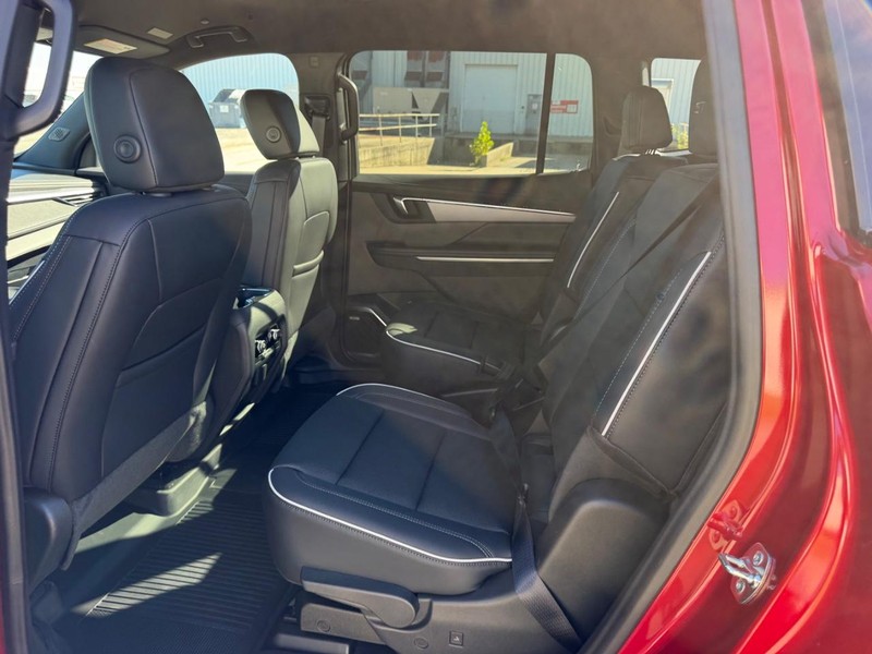Buick Enclave Vehicle Full-screen Gallery Image 9
