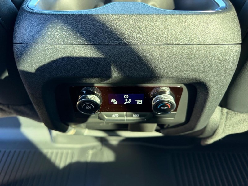 Buick Enclave Vehicle Full-screen Gallery Image 10