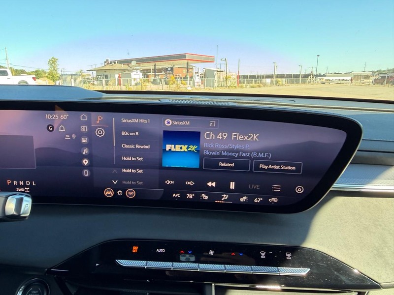 Buick Enclave Vehicle Full-screen Gallery Image 16