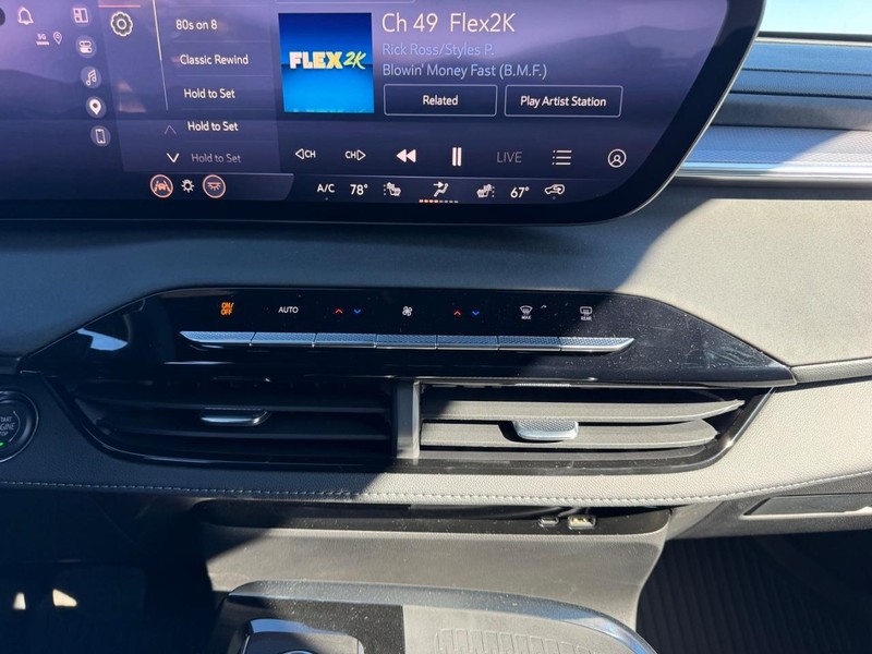Buick Enclave Vehicle Full-screen Gallery Image 17