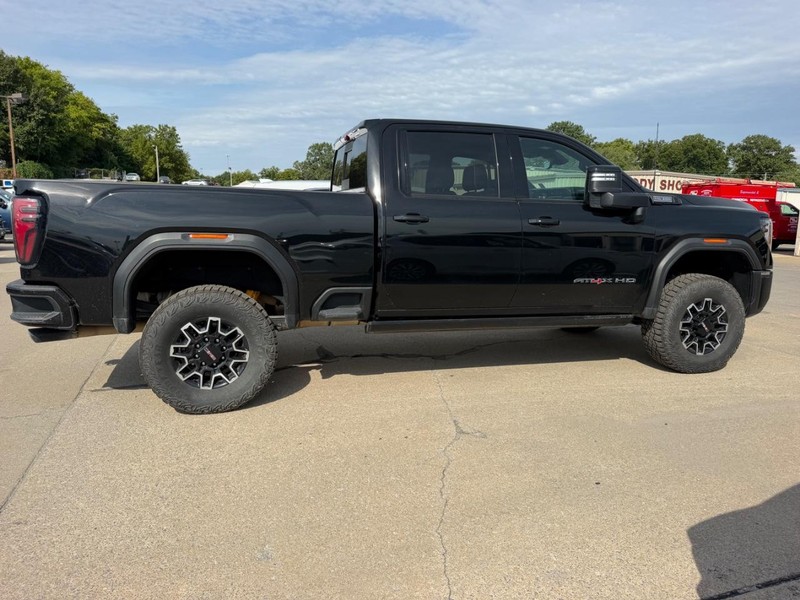 GMC Sierra 2500HD Vehicle Full-screen Gallery Image 2