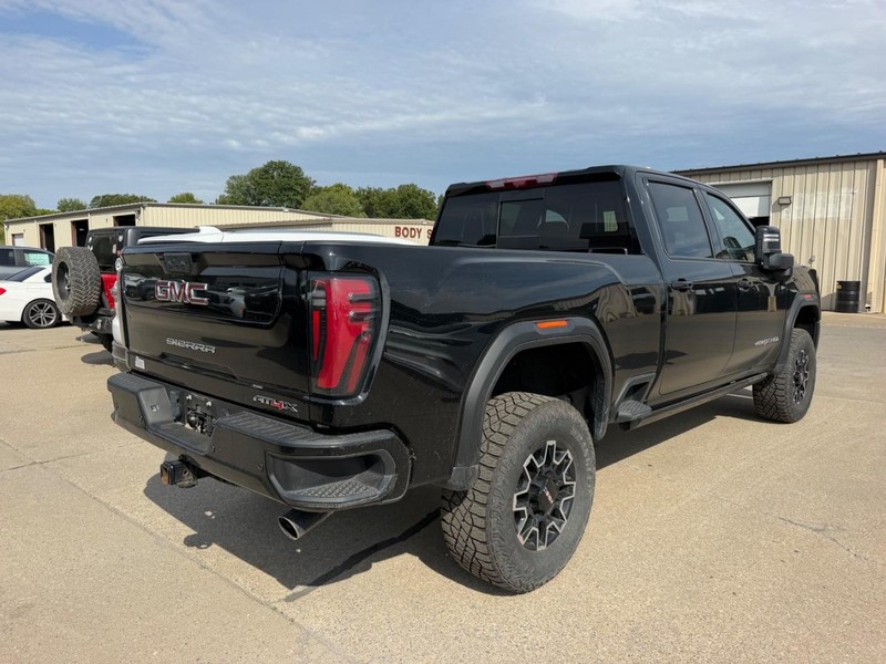 GMC Sierra 2500HD Vehicle Full-screen Gallery Image 3