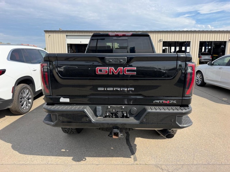 GMC Sierra 2500HD Vehicle Full-screen Gallery Image 4