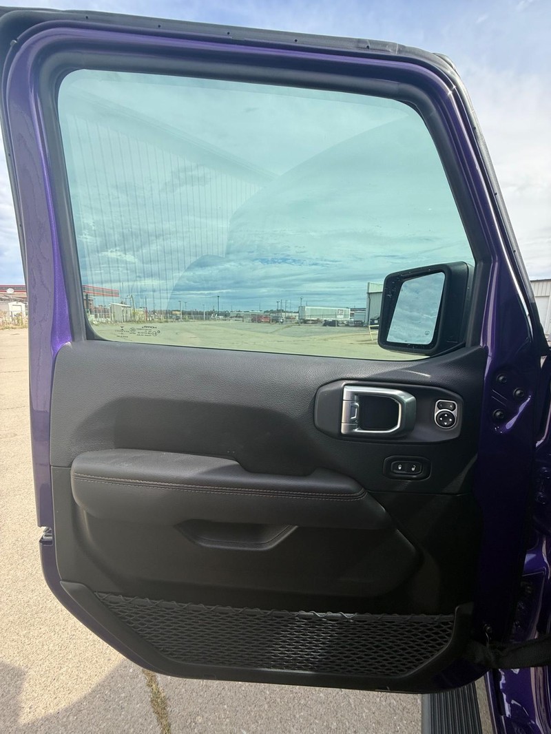 Jeep Wrangler Vehicle Full-screen Gallery Image 9