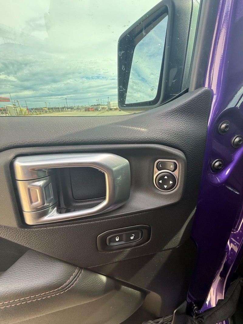 Jeep Wrangler Vehicle Full-screen Gallery Image 10