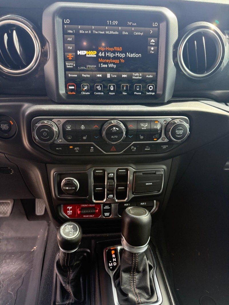 Jeep Wrangler Vehicle Full-screen Gallery Image 12