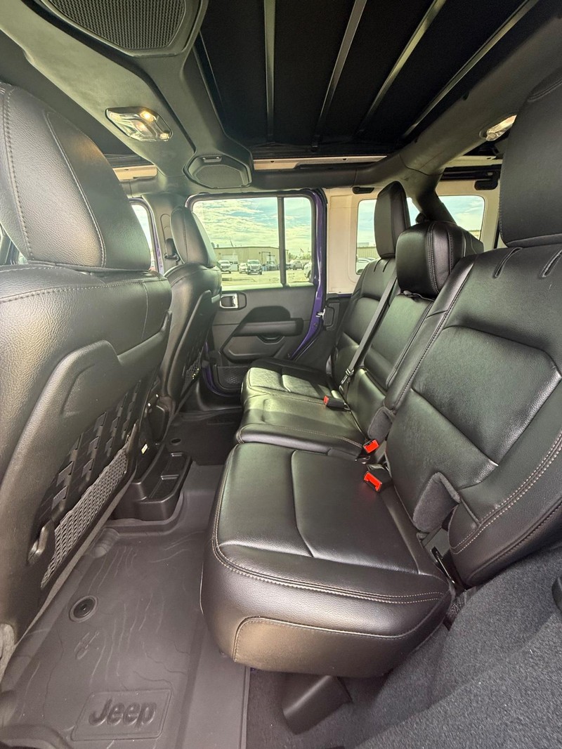 Jeep Wrangler Vehicle Full-screen Gallery Image 17