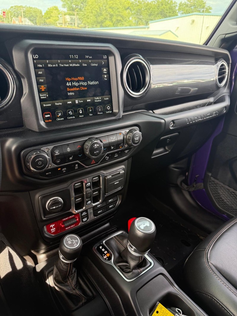 Jeep Wrangler Vehicle Full-screen Gallery Image 19