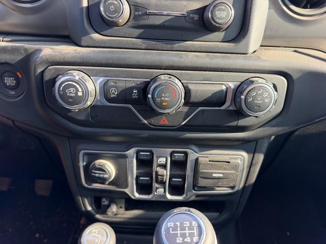 Jeep Wrangler Unlimited Vehicle Full-screen Gallery Image 13