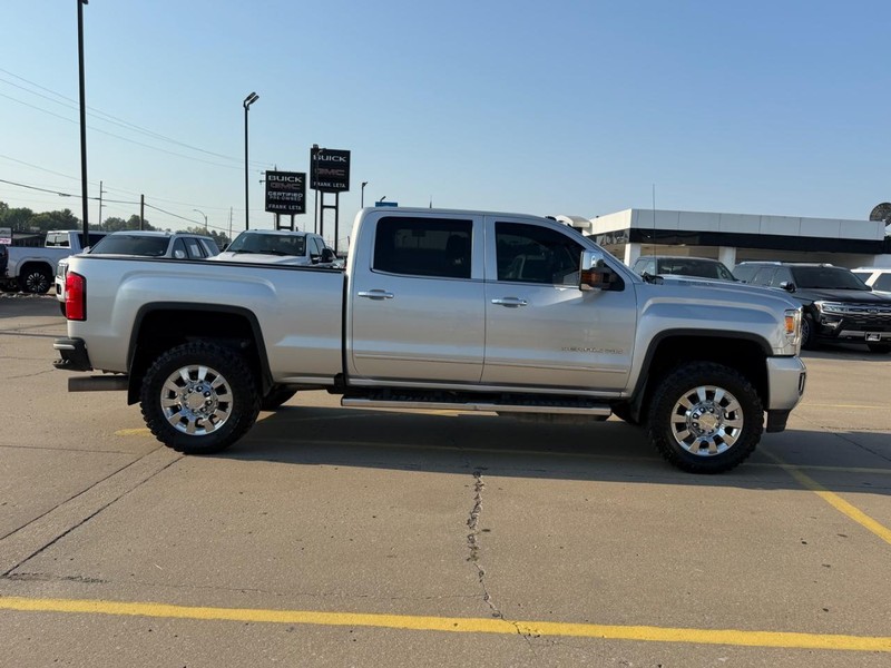 GMC Sierra 2500HD Vehicle Full-screen Gallery Image 2