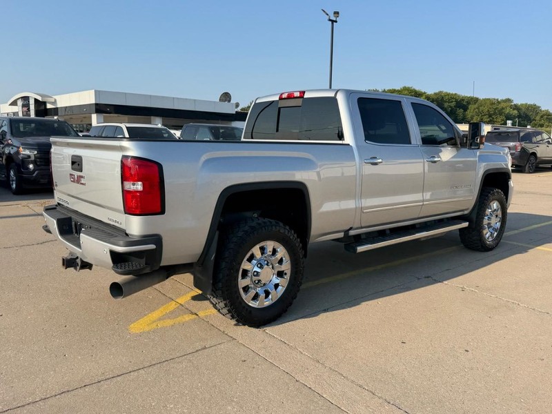 GMC Sierra 2500HD Vehicle Full-screen Gallery Image 3