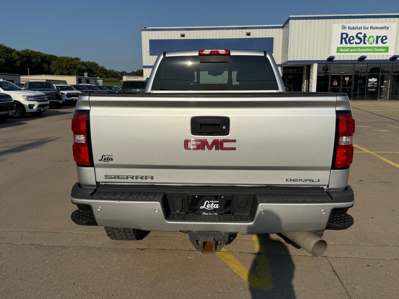 GMC Sierra 2500HD Vehicle Full-screen Gallery Image 4