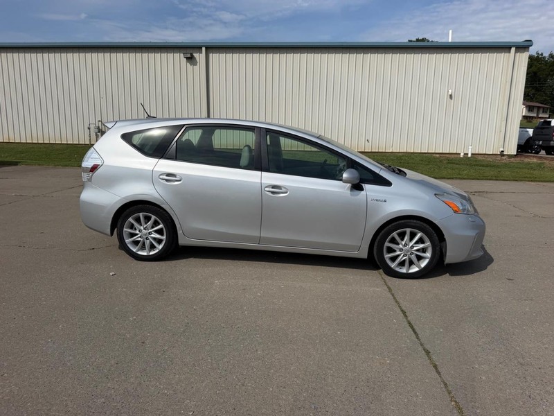 Toyota Prius V Vehicle Full-screen Gallery Image 2