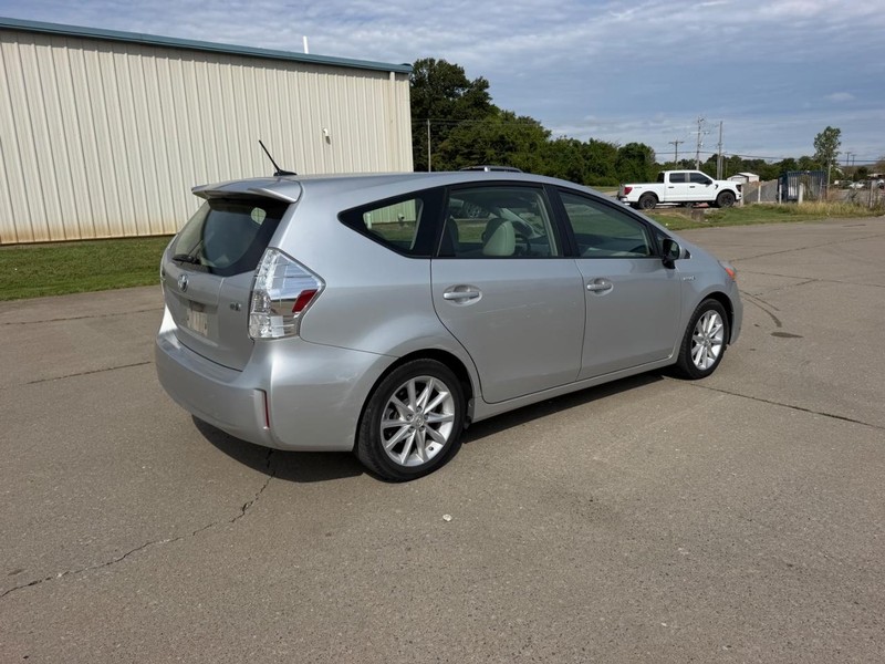 Toyota Prius V Vehicle Full-screen Gallery Image 3