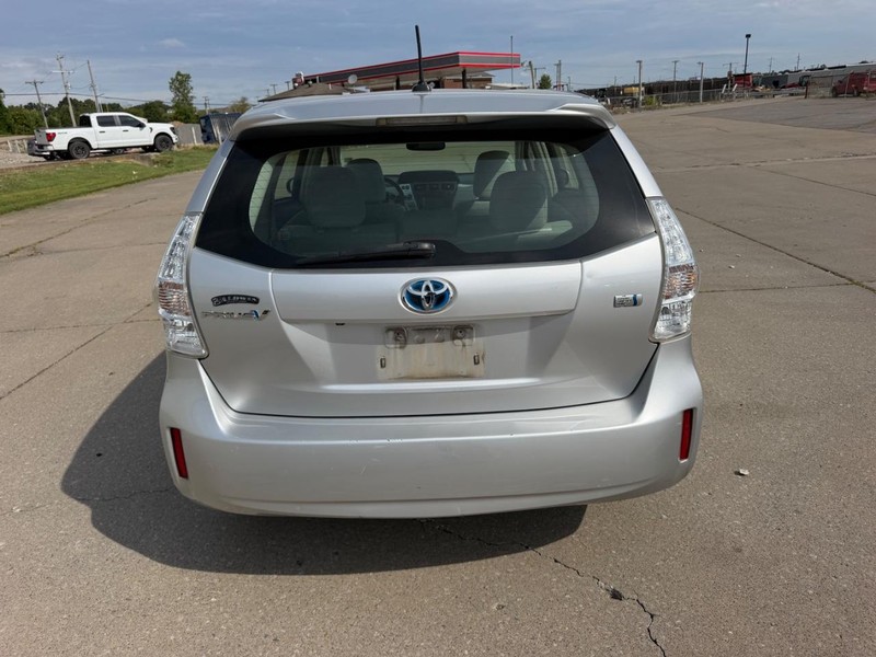Toyota Prius V Vehicle Full-screen Gallery Image 4