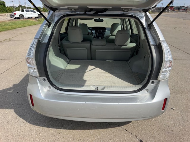 Toyota Prius V Vehicle Full-screen Gallery Image 5