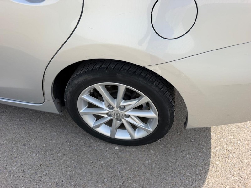 Toyota Prius V Vehicle Full-screen Gallery Image 6