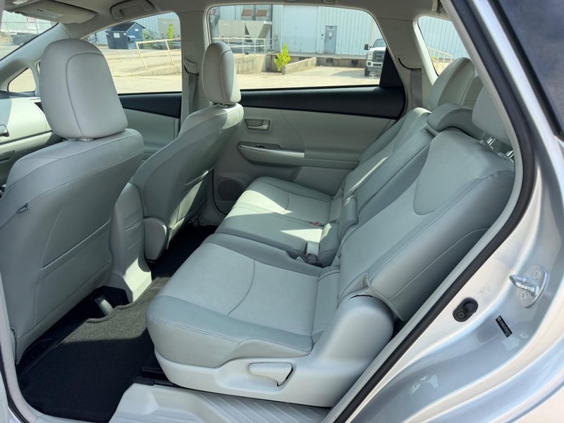 Toyota Prius V Vehicle Full-screen Gallery Image 7