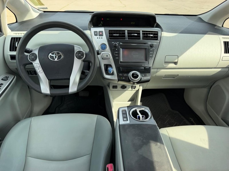Toyota Prius V Vehicle Full-screen Gallery Image 8
