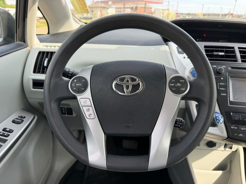 Toyota Prius V Vehicle Full-screen Gallery Image 9