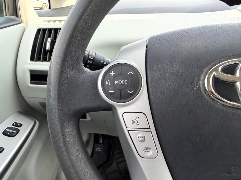 Toyota Prius V Vehicle Full-screen Gallery Image 10